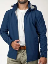 Campera negra de neopreno con capucha desmontable, cierre frontal, bolsillos laterales con cierre, puños ajustables y laterales elastizados.