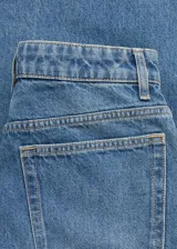 Jeans de mujer, tiro medio, color azul medio, con diseño balloon (holgado y ancho) y confeccionados en algodón.