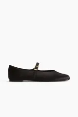 Ballerinas negras de satén, estilo guillerminas, con punta almendrada, tira sobre el empeine con hebilla dorada y taco bajo.