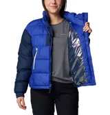 Campera puffer corta Columbia Pike Lake II Cropped para mujer, color azul con detalles en azul marino y cremalleras amarillas. Cuenta con tecnología térmica reflectante Omni-Heat™, aislamiento de poliéster 100 % reciclado, puños con forro de jersey, protector de mentón, cremallera central delantera de doble dirección, bolsillo interior de seguridad, bolsillos laterales con cremallera, puños elásticos y dobladillo ajustable con ceñidor. Tratamiento duradero repelente al agua sin PFC.