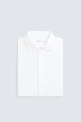 Camisa celeste a rayas verticales blancas, de corte recto, con cuello italiano abierto, manga larga con puños abotonados y cierre frontal con botones.