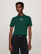 Chomba verde con cuello tipo polo y logo script bordado de Tommy Hilfiger en el pecho, confeccionada en algodón regenerativo con elastano.