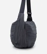 Bolso hobo mediano color gris oscuro con textura plisada y correa transversal ajustable.