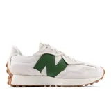 Championes New Balance modelo 327 unisex, color blanco con detalles en verde y suela marrón. Confeccionados en gamuza y nylon, con logo "N" característico en los laterales.