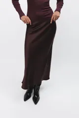 Falda midi color verde oliva de satén con cintura elástica.