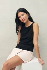 Musculosa negra de viscosa con escote redondo y sisas amplias.