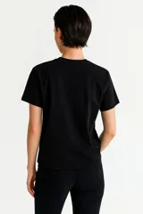 Remera blanca de algodón con estampado frontal con la frase "Ibiza is cheaper than therapy" en color bordó.