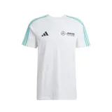 Remera blanca de corte clásico con cuello redondo y mangas cortas. Presenta tres tiras turquesas en los hombros, logo de Adidas en negro y logo de Mercedes AMG Petronas en el pecho.
