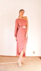 Vestido midi de crepé color salmón, con un hombro descubierto, manga larga abullonada y falda irregular con frunces. Incluye cinturón con hebilla plateada.