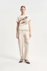 Pantalón de tiro bajo, corte wide leg y largo extra.