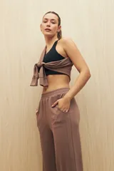 Pantalón de calce ancho color morado, con cintura elastizada, bolsillos laterales y corte recto con abertura en el ruedo.