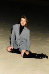 Blazer oversized de doble botonadura con solapas de pico y botones adelante. Modelo con hombreras, bolsillo superior insertado, bolsillos delanteros con solapa y botones decorativos en los puños. Abertura atrás. Forrado.