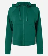 Campera deportiva verde esmeralda de modal, con capucha ajustable con cordón, cierre frontal con cremallera y bolsillos laterales.