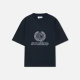 Camiseta azul marino de corte cuadrado con logo de la marca bordado en blanco en el centro del pecho.