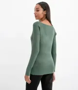 Suéter de punto color verde, con cuello barco, mangas largas y textura acanalada.