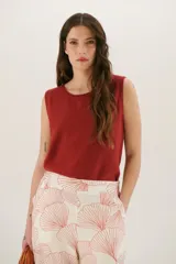 Musculosa color beige claro de tejido de lino con cuello redondo.