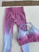 Conjunto deportivo de calza larga con efecto push-up y top con tirantes regulables, color lila con degradado a verde agua.