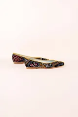 Bailarinas negras con estampado multicolor y ribete naranja.