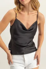 Blusa de satén color naranja con escote drapeado y tirantes finos.