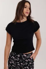 Remera negra de corte crop, con detalles contrastantes en los bordes.