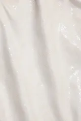 Top de bikini estilo pullover confeccionado en tejido de efecto húmedo con textura de serpiente tonal. Diseñado para brindar excelente soporte y un calce favorecedor, cuenta con copas removibles y detalle cuadrado metálico color oro rosado.