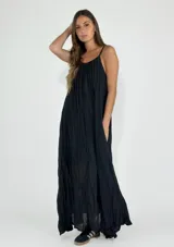 Vestido largo color celeste, de corte amplio y breteles finos.