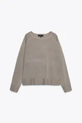 Sweater de punto color beige con hilo metalizado, cuello redondo y manga larga.