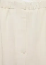 Pantalón de vestir color crema, de corte wide leg, con cintura elástica y bolsillos laterales.