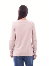 Remera de manga larga color beige con escote en V.