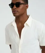 Camisa de manga corta color crema, confeccionada en viscosa con textura de rombos.