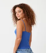 Musculosa verde de poliamida acanalada, con escote cuadrado y tirantes finos.