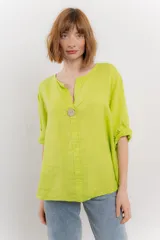 Blusa verde salvia de lino, con escote en V, manga corta y un botón de madera al frente.