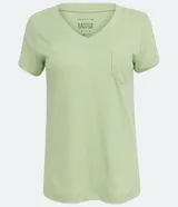 Blusa blanca de algodón con cuello en V, manga corta y bolsillo frontal.
