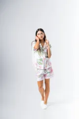 Conjunto de pijama de algodón a rayas verticales rosas y blancas, con detalles en celeste. Incluye camisa de manga corta con botones y bolsillo en el pecho, y shorts con cintura elástica.