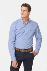 Camisa celeste a cuadros con cuello abotonado, manga larga, bolsillo en el pecho y logo bordado.