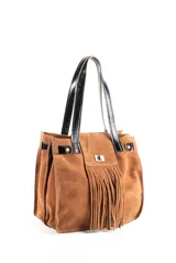 Cartera tipo tote de gamuza color marrón con flecos y detalles en cuero negro charol.