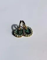 Par de aros dorados con dije circular de resina color terracota con glitter y borde de strass.