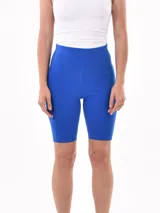 Calza corta de lycra color rojo.