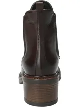 Botín de cuero color marrón oscuro, con ajuste elástico, taco de 5 cm y punta semi puntiaguda.