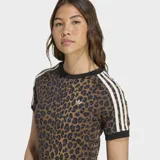 Remera Adidas de corte slim fit con cuello redondo y mangas cortas. Diseño con estampado de leopardo y las tres tiras clásicas de Adidas en color blanco sobre los hombros.