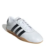Championes Adidas Grand Court Lo blancos con las tres tiras laterales en negro y suela color caramelo.