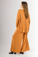 Conjunto color camel compuesto por un remerón de mangas 3/4 con cuello en V y un pantalón palazzo con cintura elastizada.