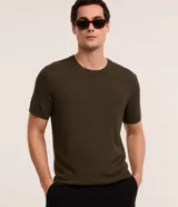 Remera de manga corta color verde militar, confeccionada en viscosa con textura zig zag y cuello redondo acanalado.