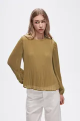 Blusa color verde oliva de poliéster con textura plisada, corte holgado, cuello redondo y mangas largas con puños elásticos.