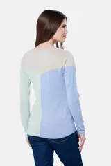 Buzo tejido de punto con diseño de bloques de color: azul marino en la parte superior, beige en la mitad izquierda y lila en la mitad derecha.