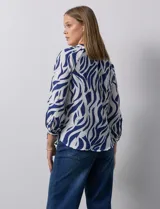 Blusa estampada marca Alex & Parker, con cuello a la base, escote en V con lazo de ajuste y mangas 3/4.