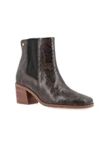 Bota de caña media con estampado de piel de serpiente en tonos marrones, con elásticos laterales negros y taco de madera.