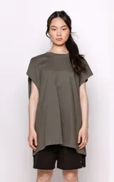 Sudadera oversize color militar, con cuello redondo y corte holgado, fabricada en algodón premium, ideal para un estilo relajado.
