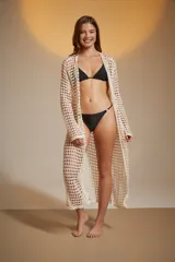 Saco largo de crochet color crudo, de corte holgado y cuello en V profundo.