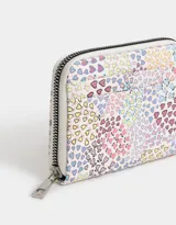 Billetera de cuerina color blanco con estampado de flores en tonos lila, naranja y amarillo. Tiene cierre superior, compartimentos para tarjetas y billetes, y un bolsillo interno con cierre.